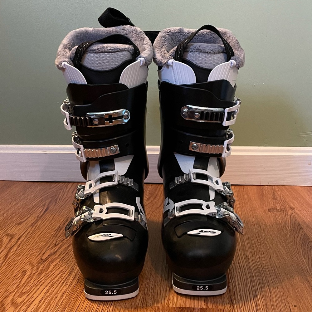 Nordica Women’s Ski Boots (New) size 25.5 (9.5)